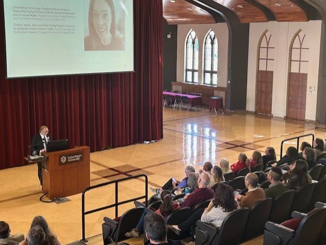 Tôn vinh sự xuất sắc: Khoa của Saint Mary được công nhận tài trợ nghiên cứu bên ngoài